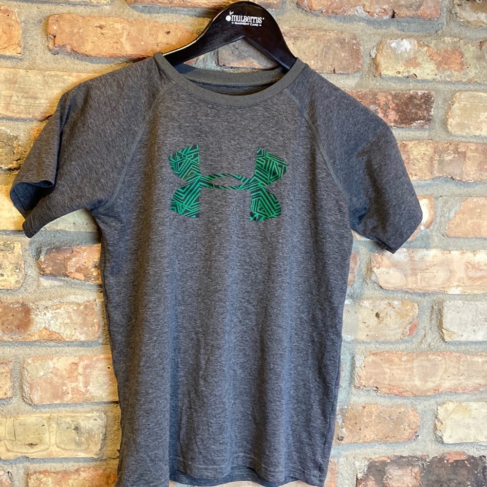 Boys under armor youth medium loose heat gear lightweight athletic tee